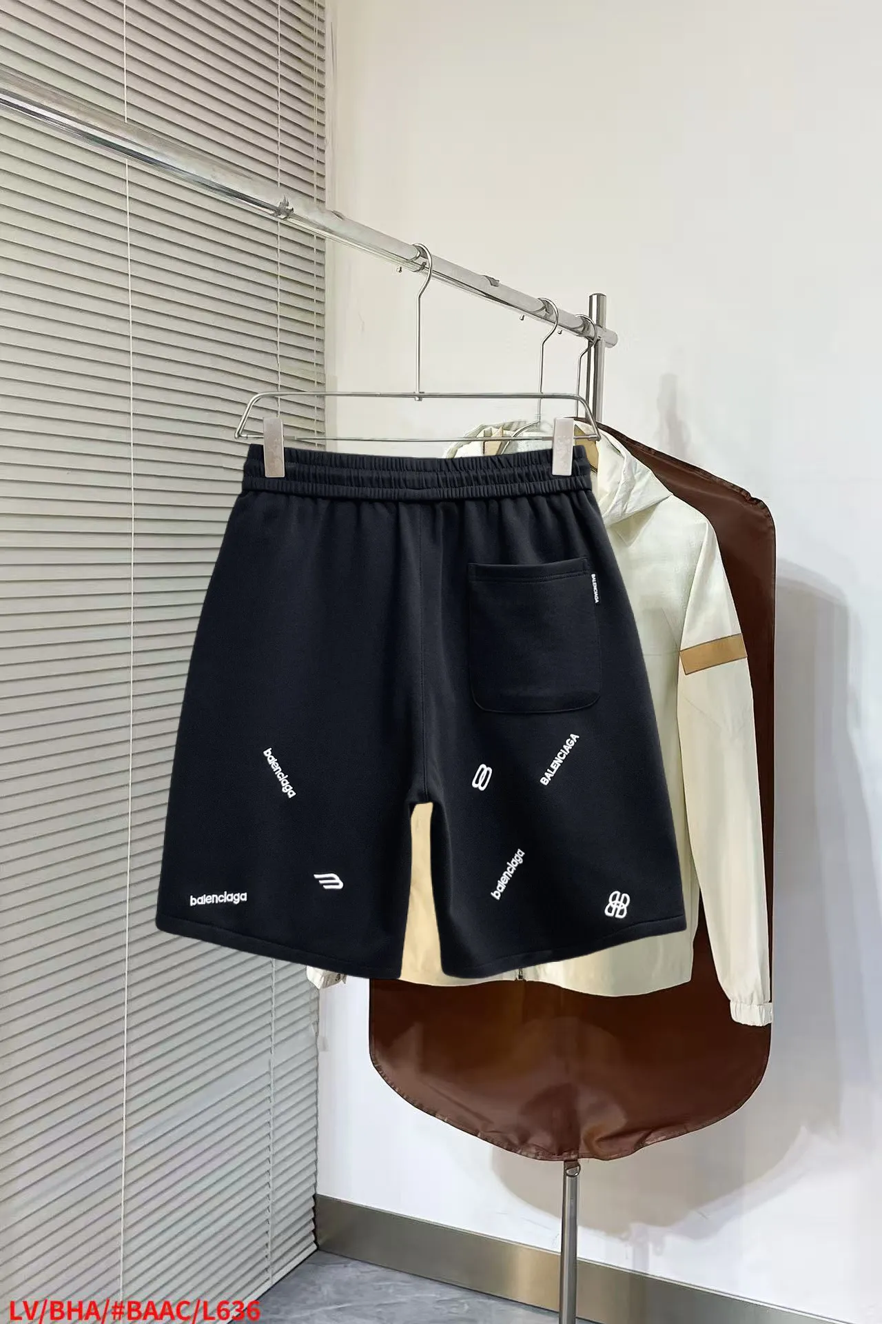 Balenciaga's three-standard complete 2026 summer New Arrival men's casual shorts, advanced custom-made Breathable fabric, Breathable fabric, extremely stretchy and comfortable, impeccable details, top-grade accessories, original logo design concept, delicate and soft feel! The upper body fit is awesome! Size: M-XXXL Please state your height and weight when ordering